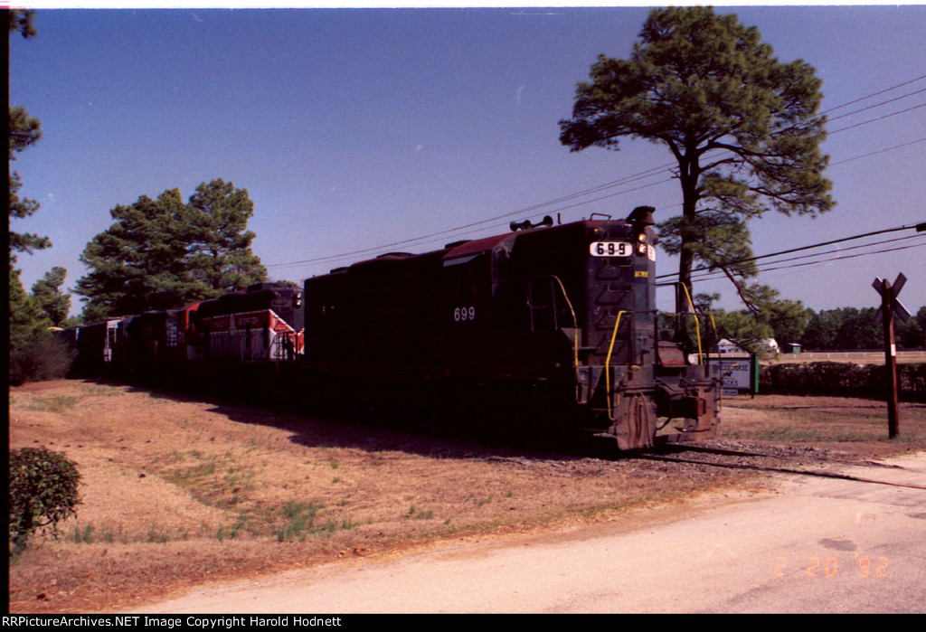 ACWR 699 leads two other Geeps and an empty grain train